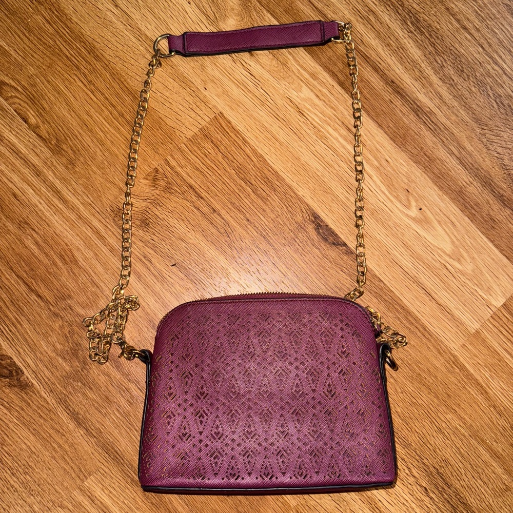 Wine red small women’s handbag with gold chain, multiple side pockets on inside